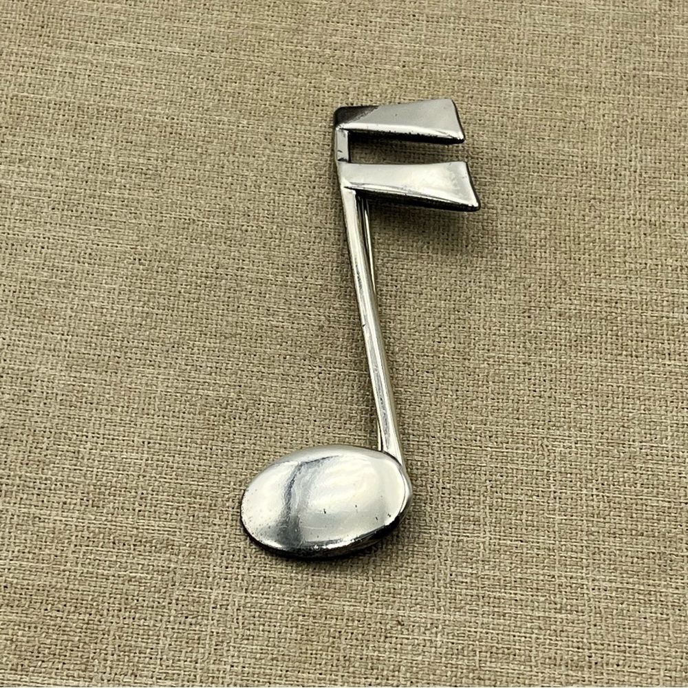Elegant sterling Silver larger Musical Note Brooch